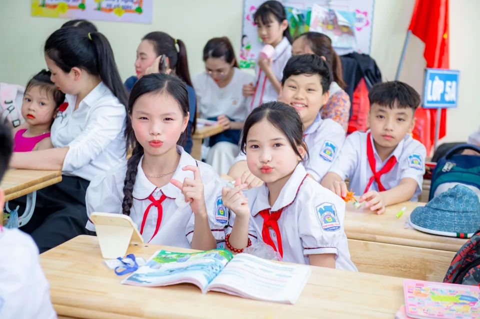 Giảng viên chữa bài